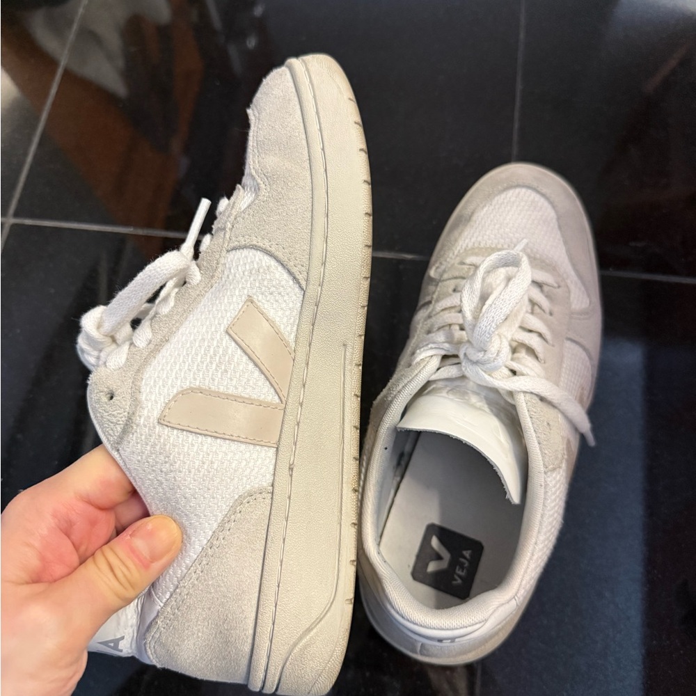 Veja sneaker v10 size US 6